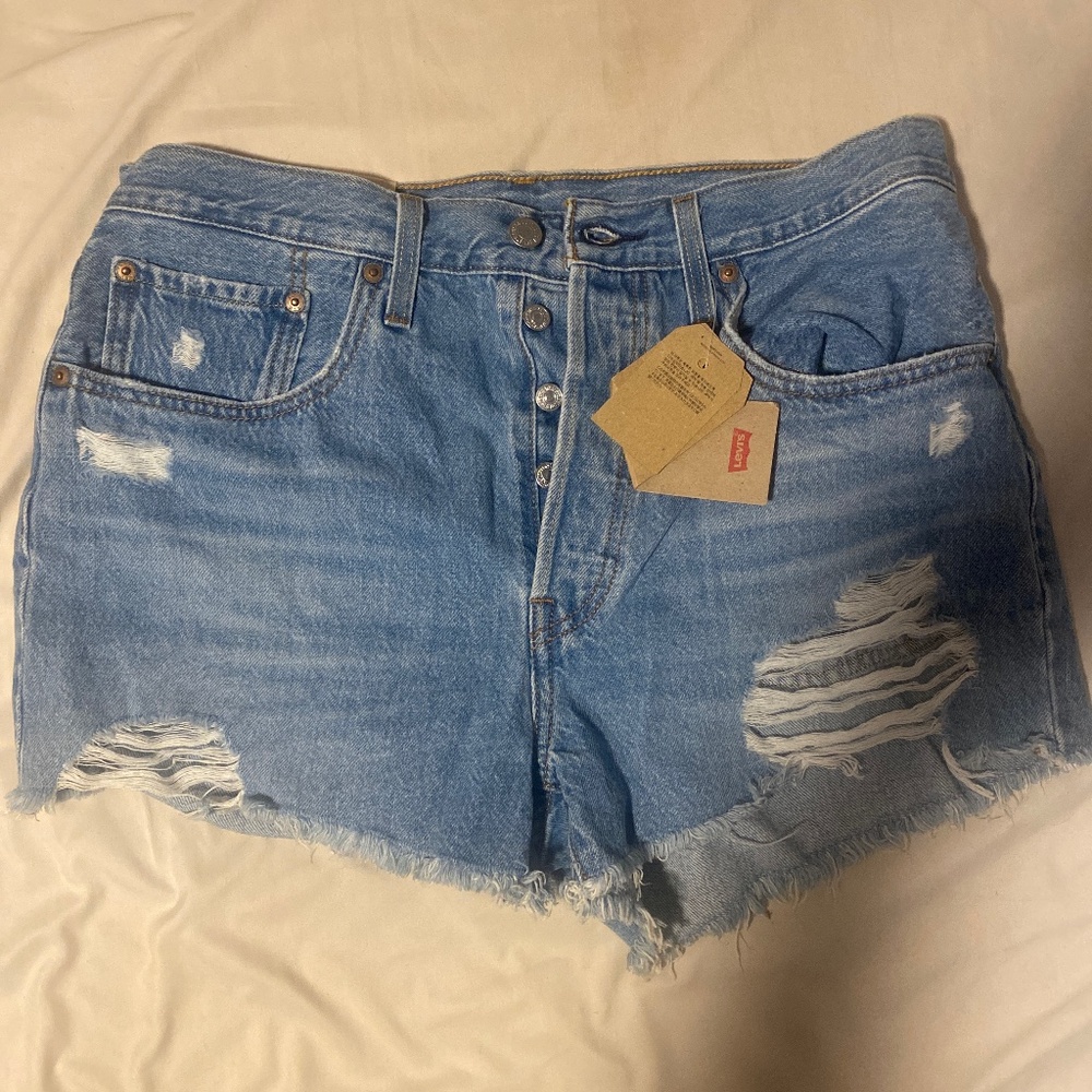 Levi medium wash Jean shorts NWT!!